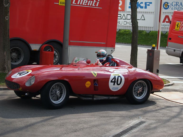 Al volante della Ferrari 750 Monza