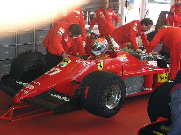 Al volante della Ferrari 156-85 di Michele Alboreto