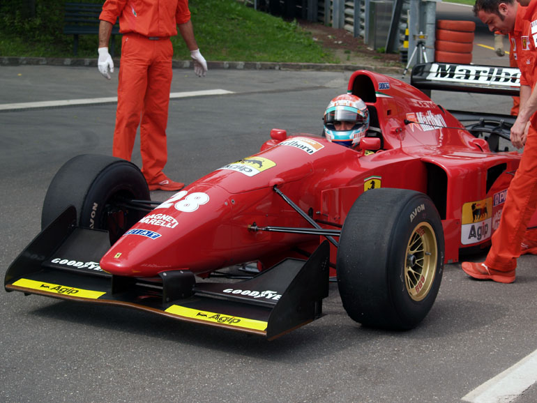 Al volante della Ferrari 412 T1