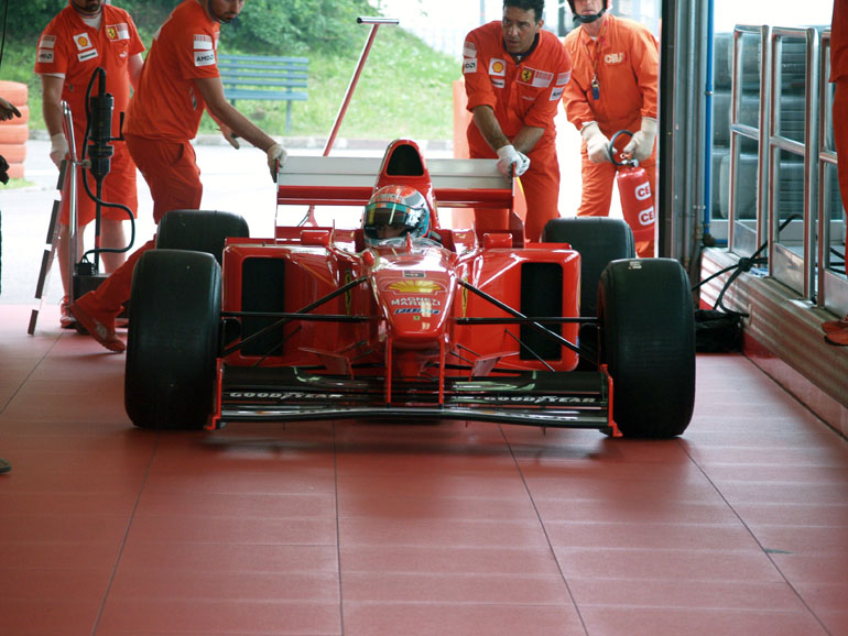 Al volante della Ferrari F310B